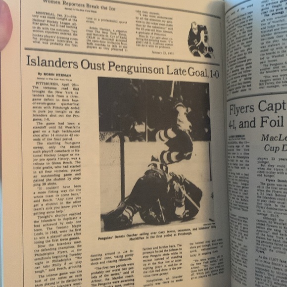 The New York Times Encyclopedia of Soccer/Hockey Edition Perfect condition! 🔥 - Picture 2 of 4